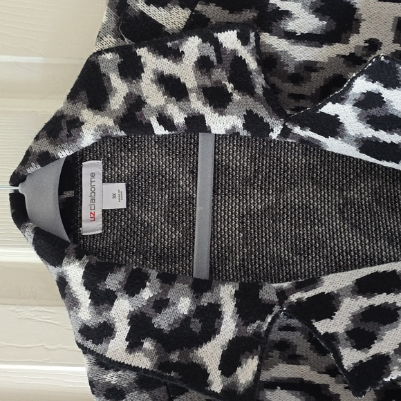 LIZ CLAIBORNE WOMENS PLUS SIZE GRAY/BLACK ANIMAL PRINT FRONT BUTTON SWEATER PXXL - Picture 5 of 16